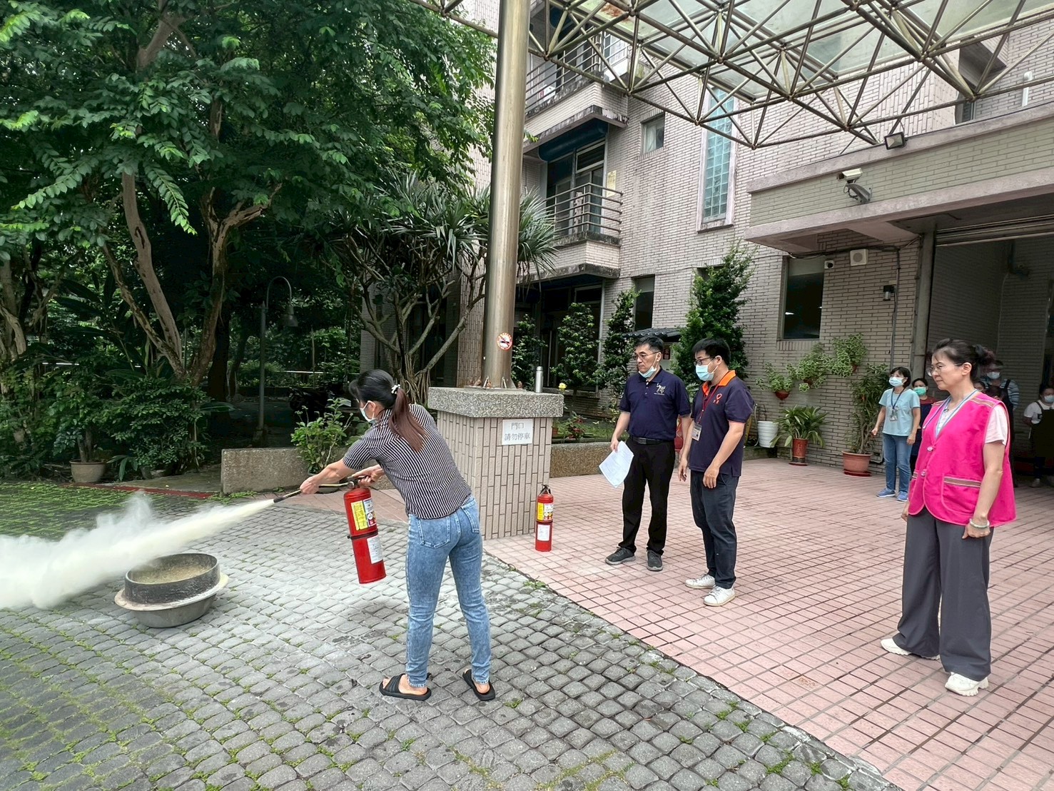 LINE_ALBUM_2026515滅火器演練_260518_11.jpg